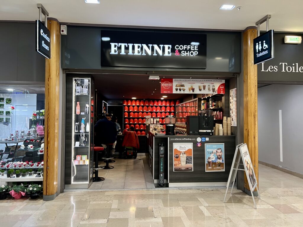 ETIENNE® Coffee & Shop - Votre destination pour savourer des boissons gourmandes, des cafés fraîchement torréfiés, des thés de qualité et des produits gourmands dans une atmosphère accueillante.